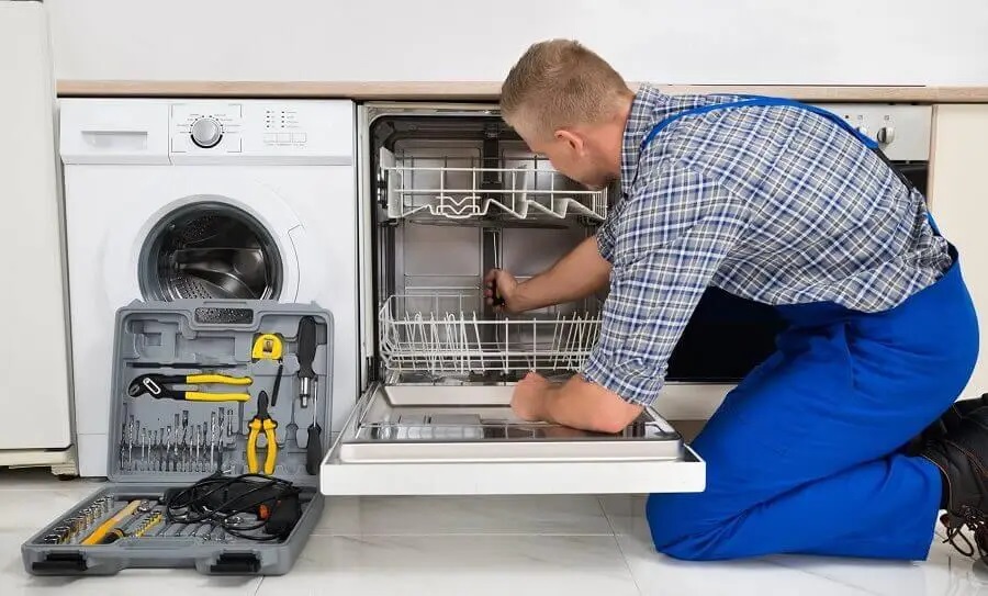 Bergama Vaillant servisi teknisyen ekibi beyaz eşya tamiri yaparken